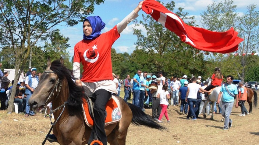 Erkeklere taş çıkarttı