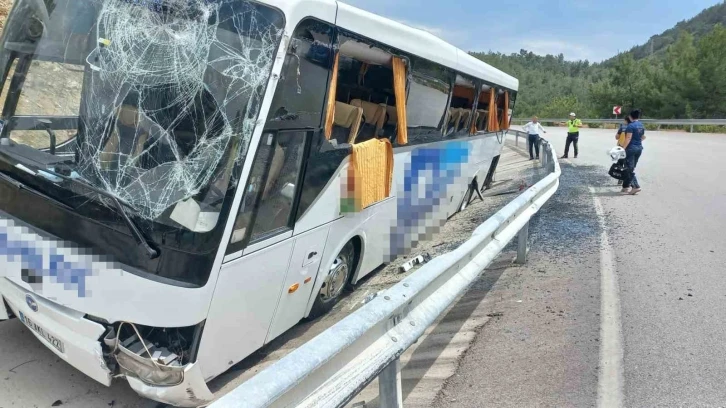 Göcek’te kontrolden çıkan otobüs refüjdeki kanala düştü
