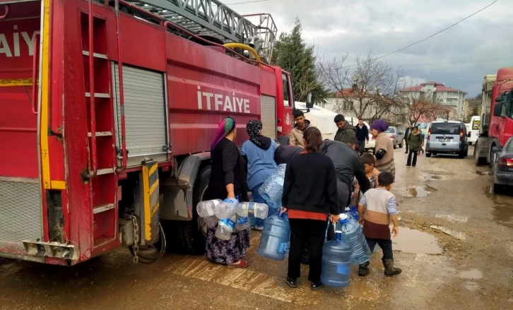 Gölbaşı Belediyesi temizlik için su dağıtıyor