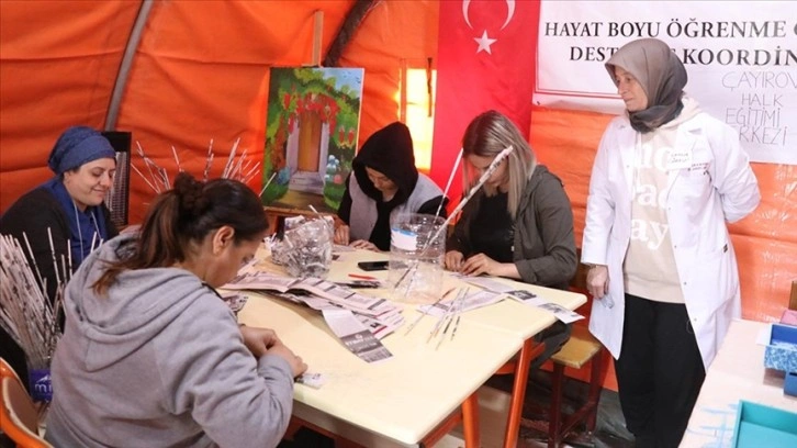 Gölcük depremini yaşayan usta öğretici kıyafetlerini onardığı afetzedelere moral oluyor