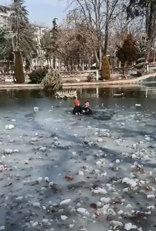 Gölete düşen depremzede çocuğu polis kurtardı
