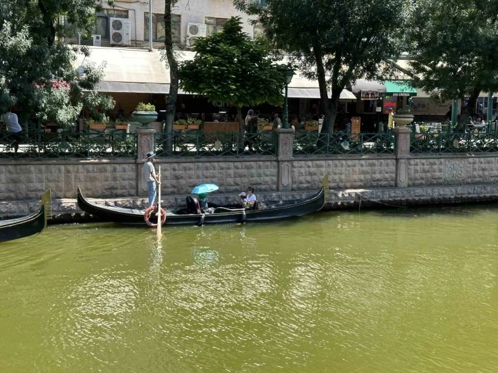 Gondol turu yaparken şemsiye açtı
