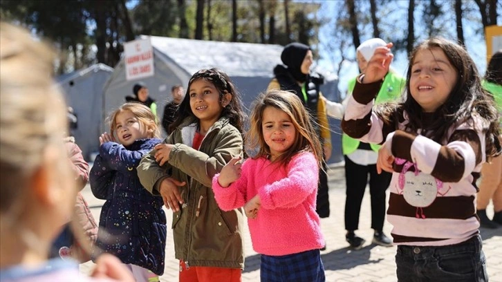 Gönüllü depremzede gençler, kendileriyle aynı kaderi paylaşan çocuklara moral oluyor