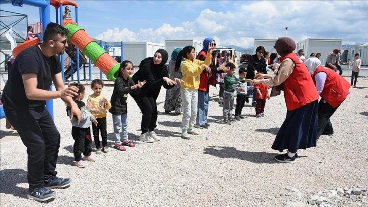 Gönüllü gençler, deprem bölgesinde çocuklara dokunuyor