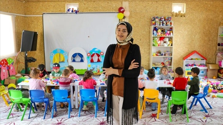 Gönüllü kreş öğretmenleri çocukların deprem travmasını atlatmaları için çalışıyor