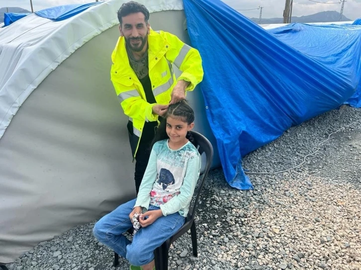 Gönüllü kuaför deprem bölgesinde ekibiyle ücretsiz saç kesip, bakım yaptı
