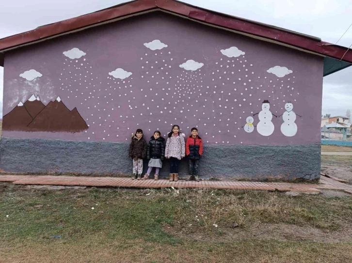 Gönüllü öğrenciler bir araya geldi, köy okulunu adeta masal evine çevirdiler
