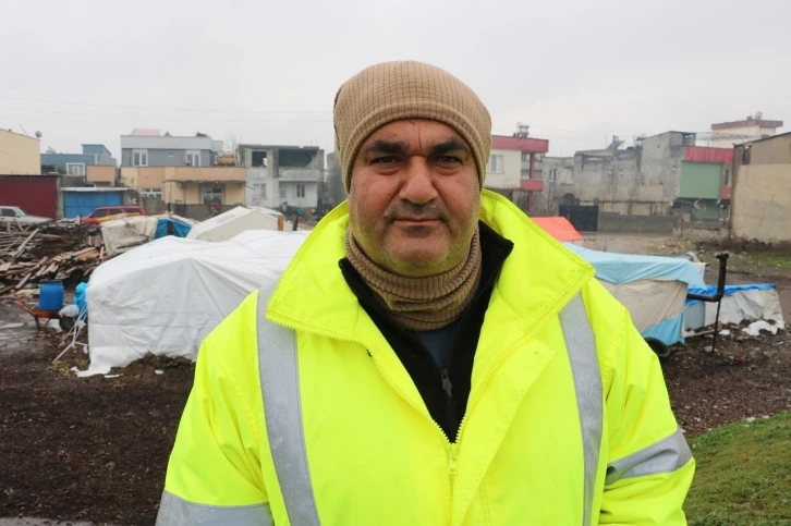 Gönüllü öğretmen, depremzedelerin yaralarının sarılmasına destek oluyor
