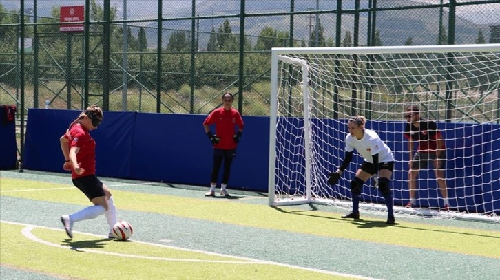 Görme engelli sporcu, elleriyle kazandığı madalyalara şimdi ayaklarıyla ulaşmak istiyor