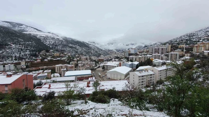 Gümüşhane kent merkezi Nisan ayının son günlerinde beyaz gelinliğini giydi
