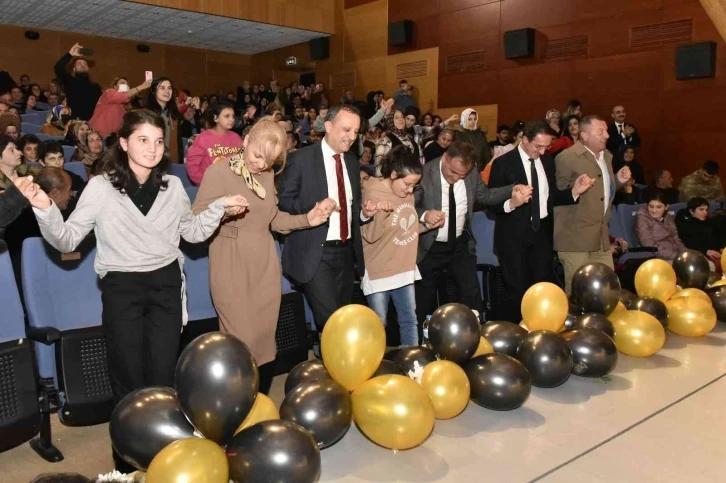 Gümüşhane Valisi Taşbilek, zihinsel engelli gençlerle horon oynadı
