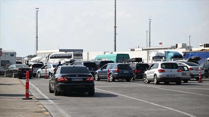 Gurbetçilerin yurda giriş ve çıkışlarında gümrükte bekleme süreleri yarı yarıya kısaldı