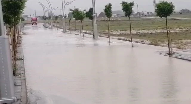 Gürpınar’da sağanak sonrası su taşkınları meydana geldi
