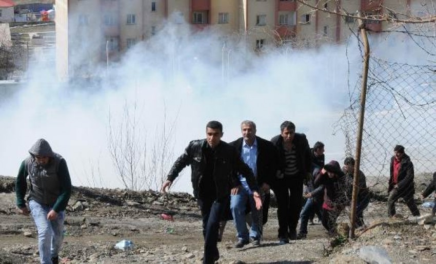 Hakkari'de cenaze konvoyuna polis müdahalesi