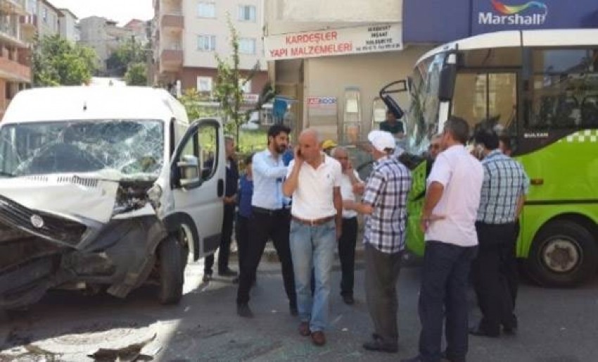 Halk otobüsüyle servis minibüsü çarpıştı: 21 yaralı!