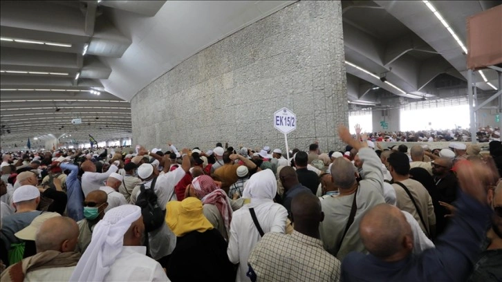 Hacılar, Kurban Bayramı'nın üçüncü gününde de şeytan taşladı