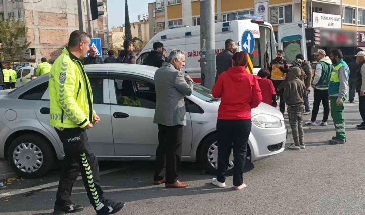 Hafif ticari araç ile otomobil çarpıştı: 3 yaralı
