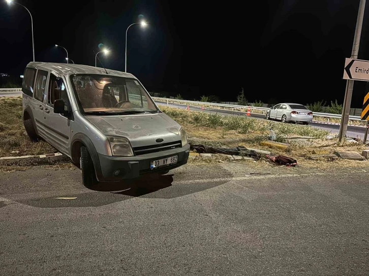 Hafif ticari araç ile otomobil çarpıştı: 9 yaralı
