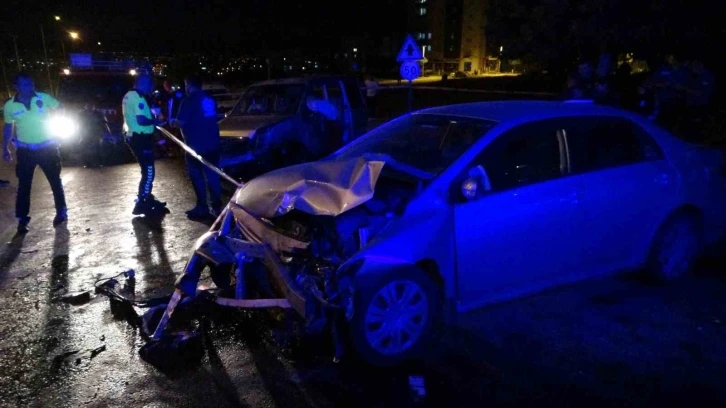 Hafif ticari araç ile otomobil kafa kafaya çarpıştı: 1 ölü, 3 yaralı
