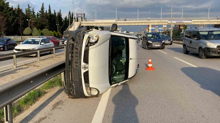 Hafif ticari araç taksiye çarpıp takla attı: 3 yaralı
