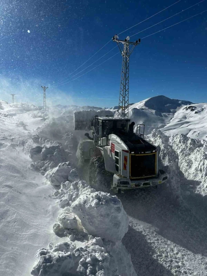 Hakkari’de 34 yerleşim yolu ulaşıma kapandı
