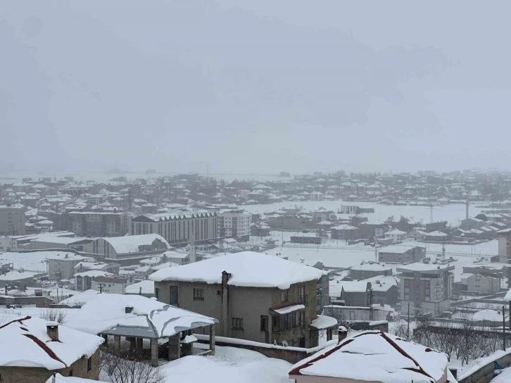 Hakkari’de 96 köy ve 202 mezra yolu ulaşıma kapandı
