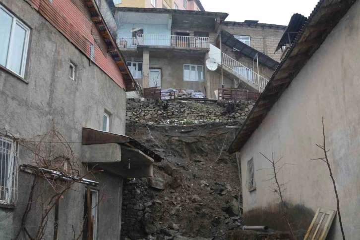 Hakkari’de heyelan nedeniyle 3 ev tahliye edildi
