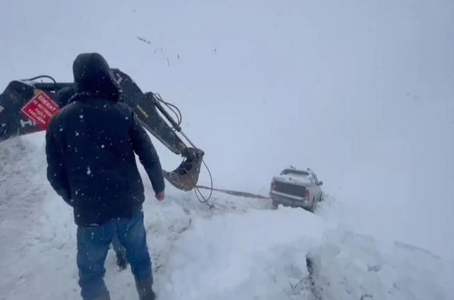 Hakkari’de kamyonet şarampole düştü, mahsur kalan 3 kişiyi ekipler kurtardı
