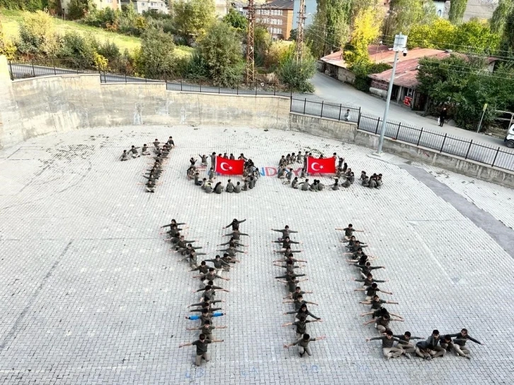 Hakkari’de "100. Yıl" ve "ay yıldız" koreografisi oluşturuldu
