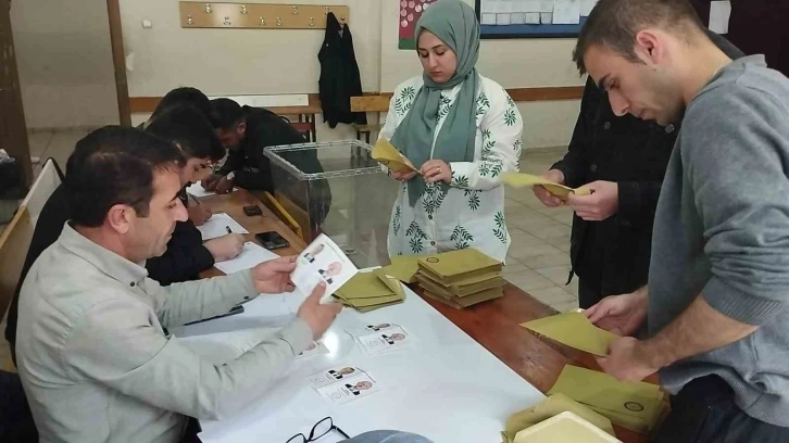 Hakkari’de sandıklar kapandı
