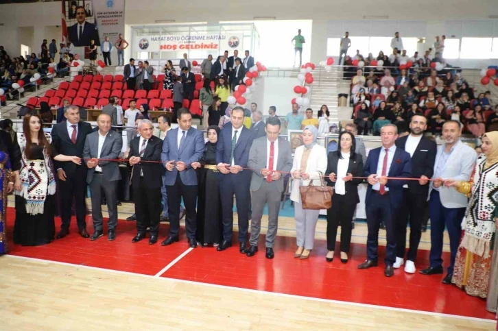 Hakkari’de yılsonu sergisine yoğun ilgi
