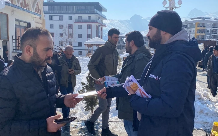 Hakkari polisi ’Siberay’ bilgilendirme broşürü dağıttı
