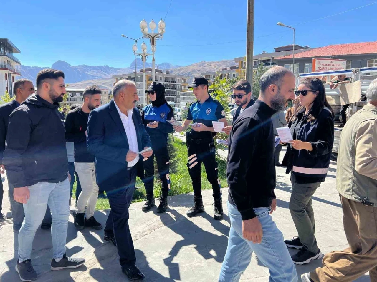 Hakkari polisinden bilgilendirme standı
