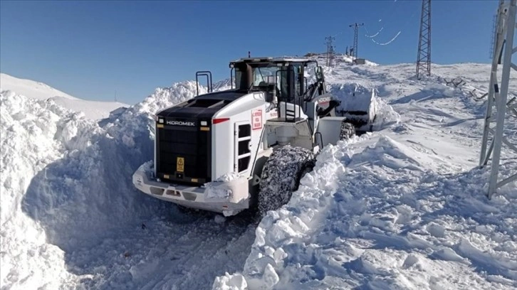 Hakkari'de metrelerce karın bulunduğu üs bölgelerinin yolları açılıyor