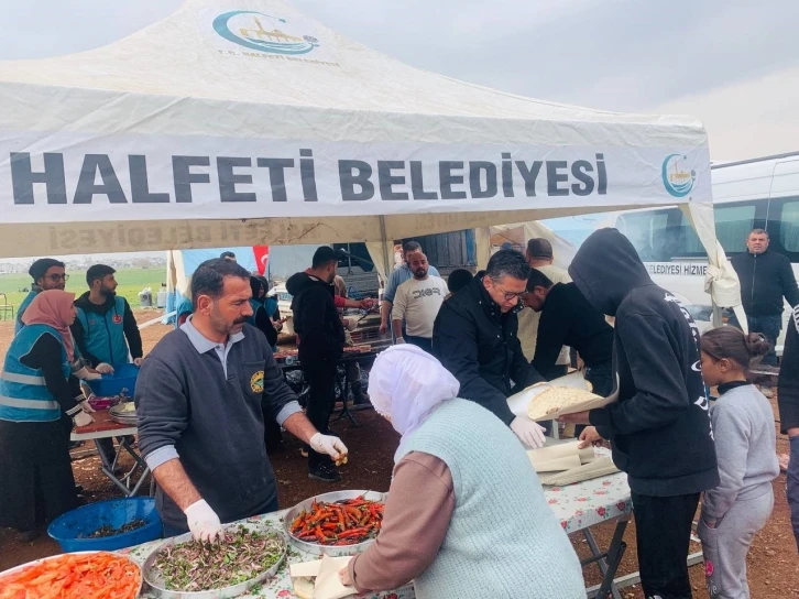 Halfeti Belediyesinden depremzedelere sıcak yemek