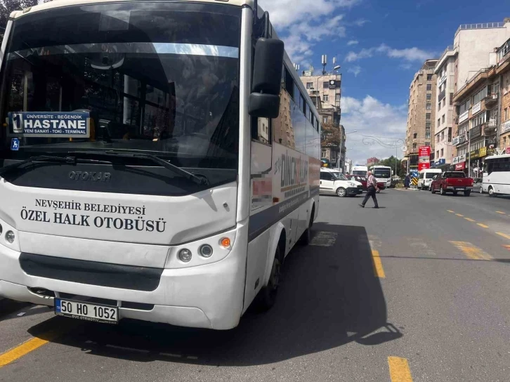 Halk otobüsüne çarpan yaya yaralandı
