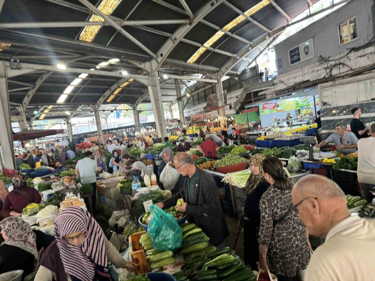 Halk pazarında fiyatlar aynı kaldı
