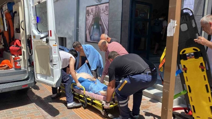 Hamamda düşerek başını çarpan 70 yaşındaki adam ambulansta hayata döndürüldü

