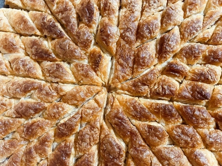 Hamarat kadınlar kolları sıvadı, çıtır baklavalar bayrama hazırlandı
