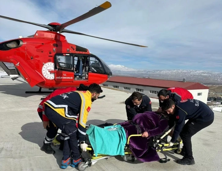 Hamile kadın helikopter ambulansla hastaneye taşındı
