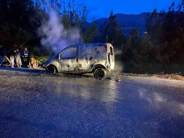 Osmaniye'de seyir halindeki hafif ticari araç yandı