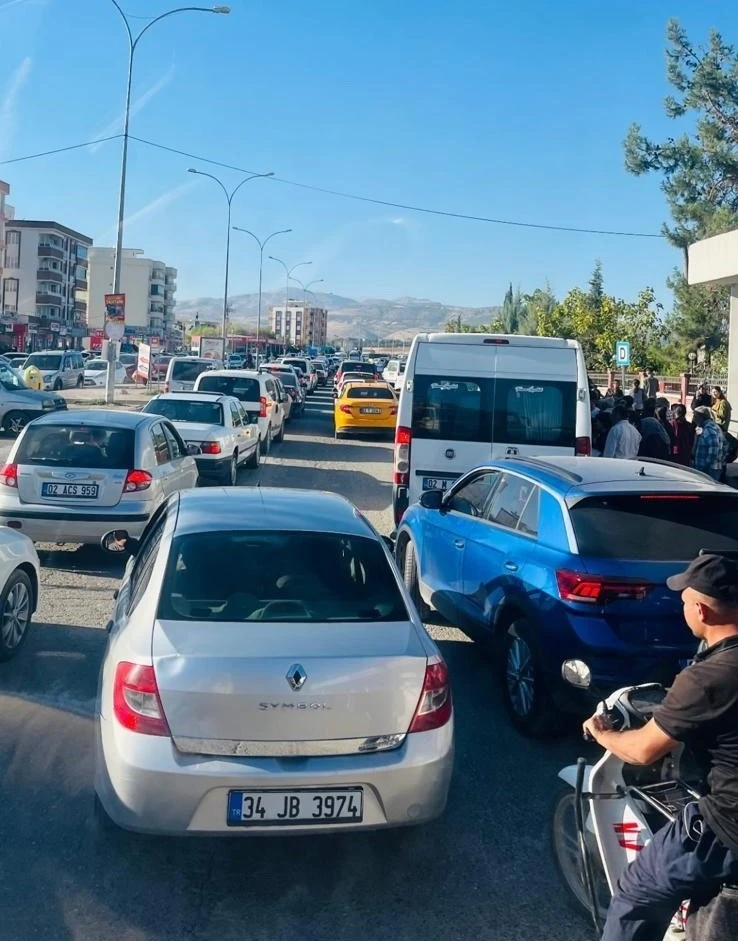 Hastanede yolundaki trafik yoğunluğu tepkilere neden oluyor
