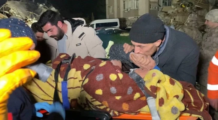 Hatay’da 42 saat sonra enkazdan kurtarılan Fatma teyze: "Hepinizi çok seviyorum"
