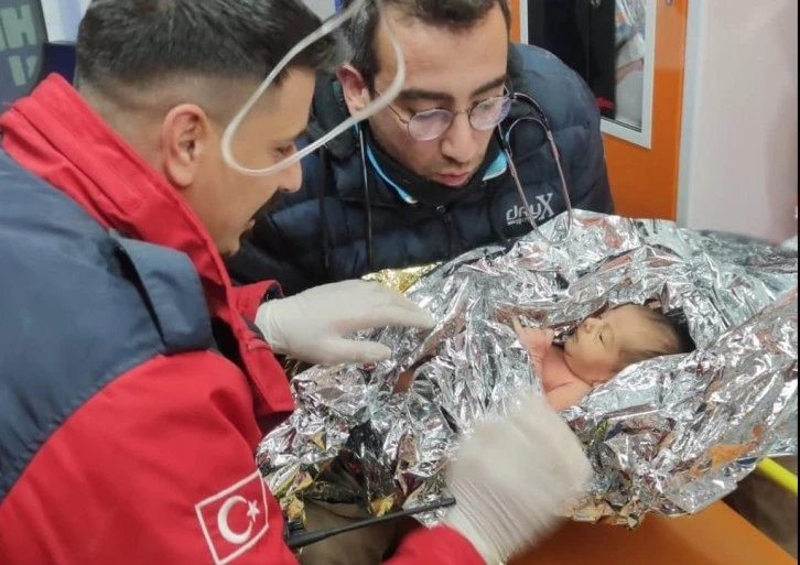 Hatay’da 90 saat sonra 10 günlük yağız bebek ve annesi enkazdan sağ çıkartıldı