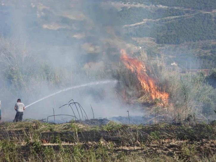 Hatay’da anız yangınında tarladaki samanlar yandı
