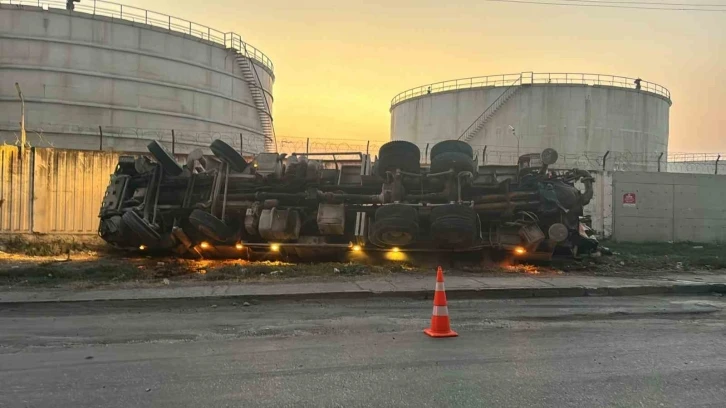 Hatay’da beton pompası taşıyan tır devrildi
