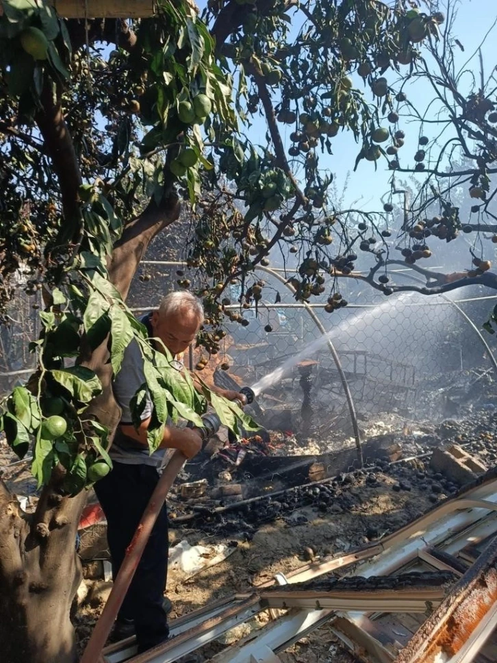 Hatay’da bir çadır yanarak kullanılamaz hale geldi
