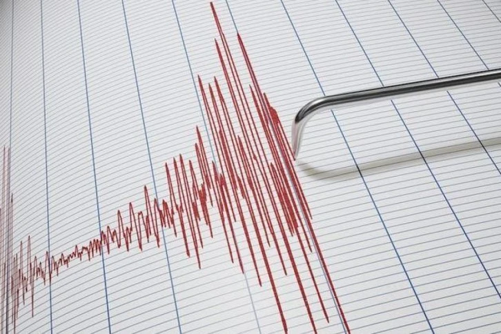 Hatay’da deprem oldu, Diyarbakır’da vatandaş serum ile dışarı kaçtı