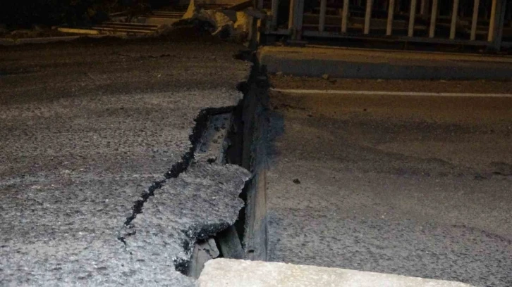 Hatay’da deprem sonrası köprü 10 santimetre çökerek yoldan ayrıldı