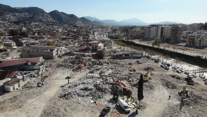 Hatay’da enkazdan milyonluk ürünleri kurtarma çabası
